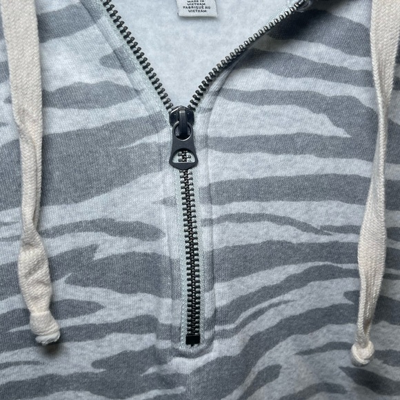American Eagle Gray and White Ahh-Mazingly Soft Zebra Oversized Hoodie - Picture 4 of 9